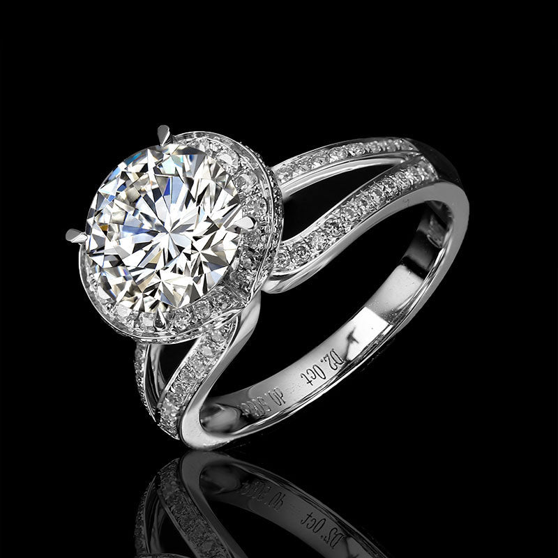 Halo-Ring, 2,4 ct insgesamt, 18k Gold