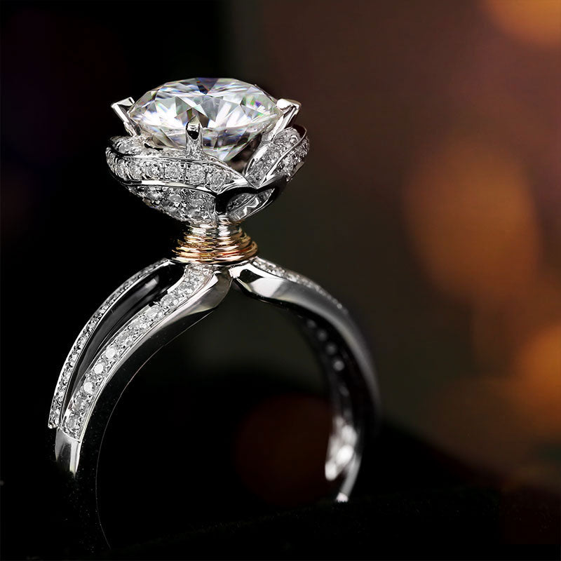 Halo-Ring, 2,4 ct insgesamt, 18k Gold
