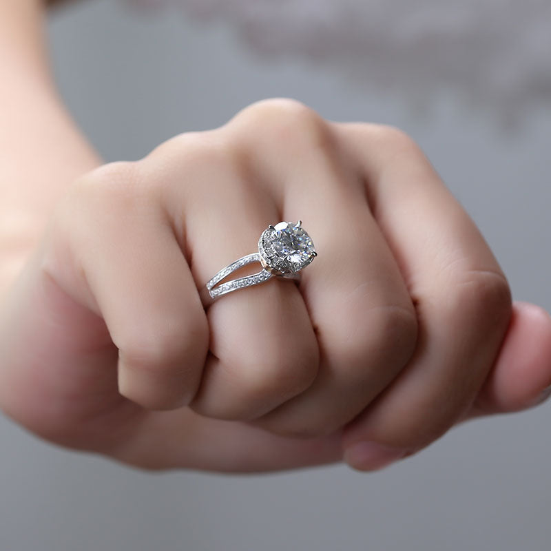 Halo-Ring, 2,4 ct insgesamt, 18k Gold