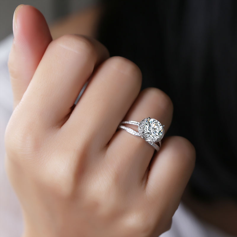 Halo-Ring, 2,4 ct insgesamt, 18k Gold