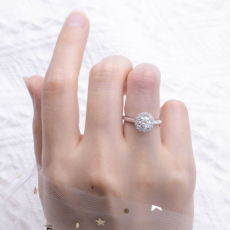 Halo-Ring, 0,7 ct insgesamt, 18k Gold