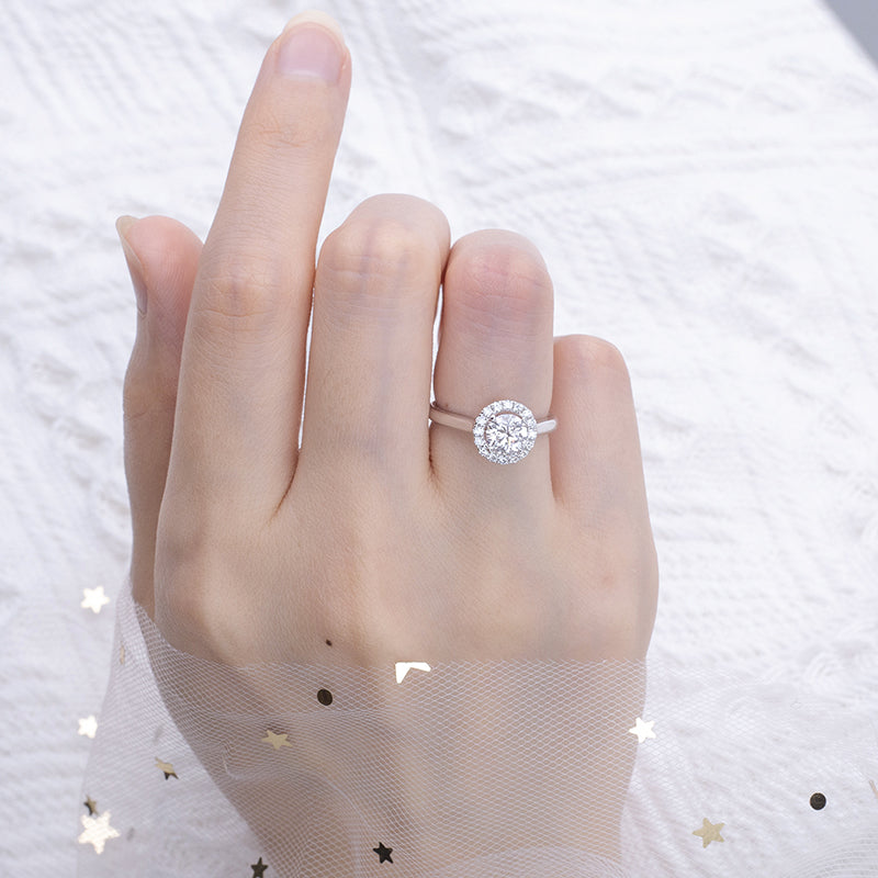 Halo-Ring, 0,7 ct insgesamt, 18k Gold