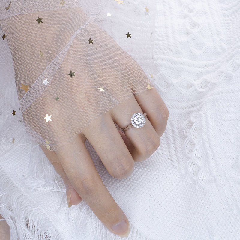 Halo-Ring, 0,7 ct insgesamt, 18k Gold