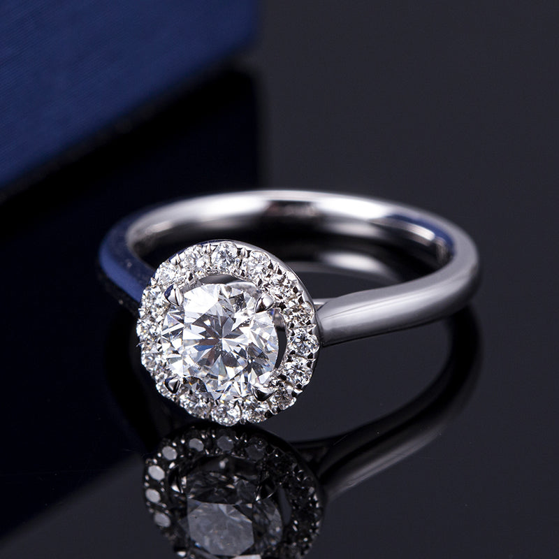 Halo-Ring, 0,7 ct insgesamt, 18k Gold