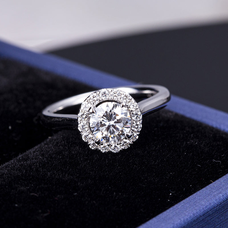 Halo-Ring, 0,7 ct insgesamt, 18k Gold
