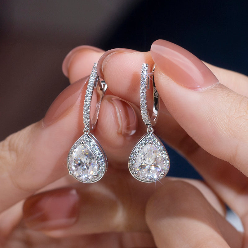 Halo-Ohrringe, je 1,5 ct Hauptsteine und 0,4 Seitensteine, 18k Gold