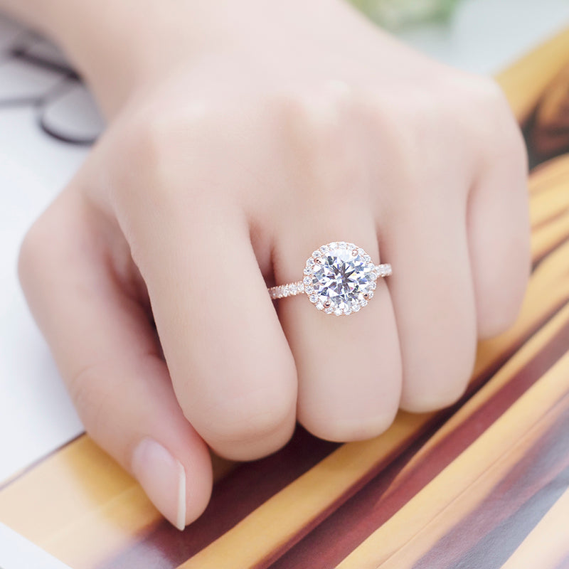 Halo-Ring, 3,2 ct insgesamt, 18k Gold