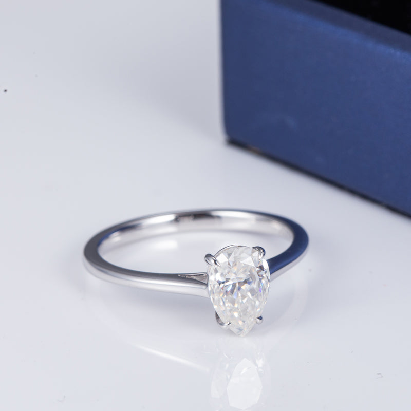 Solitaire-Ring, Pear cut, 2,0 ct, 18k Gold