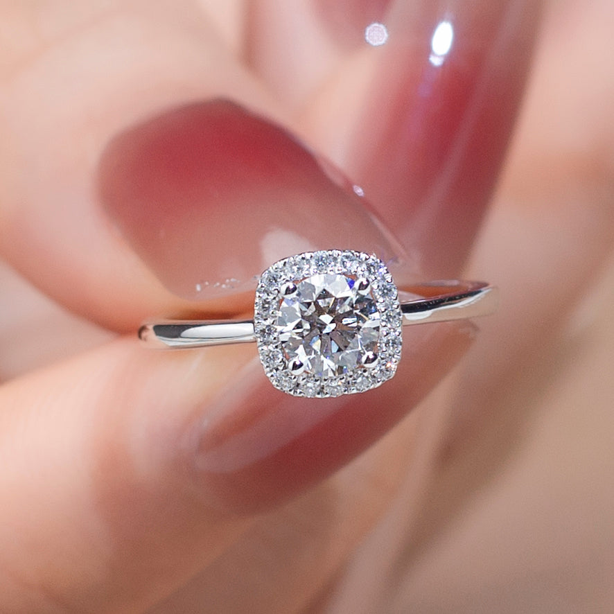 Halo-Ring, 0,6 ct insgesamt, 18k Gold
