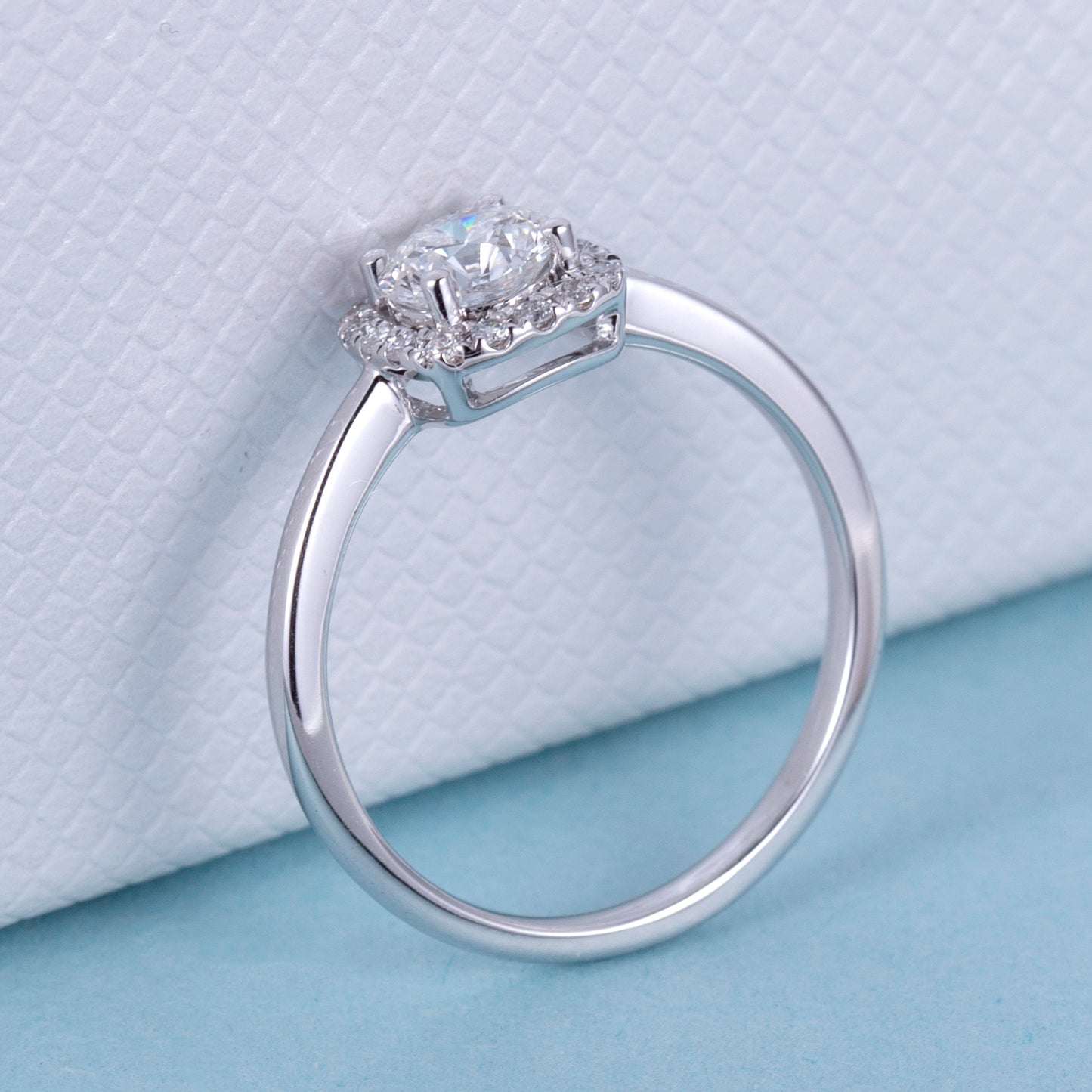 Halo-Ring, 0,6 ct insgesamt, 18k Gold