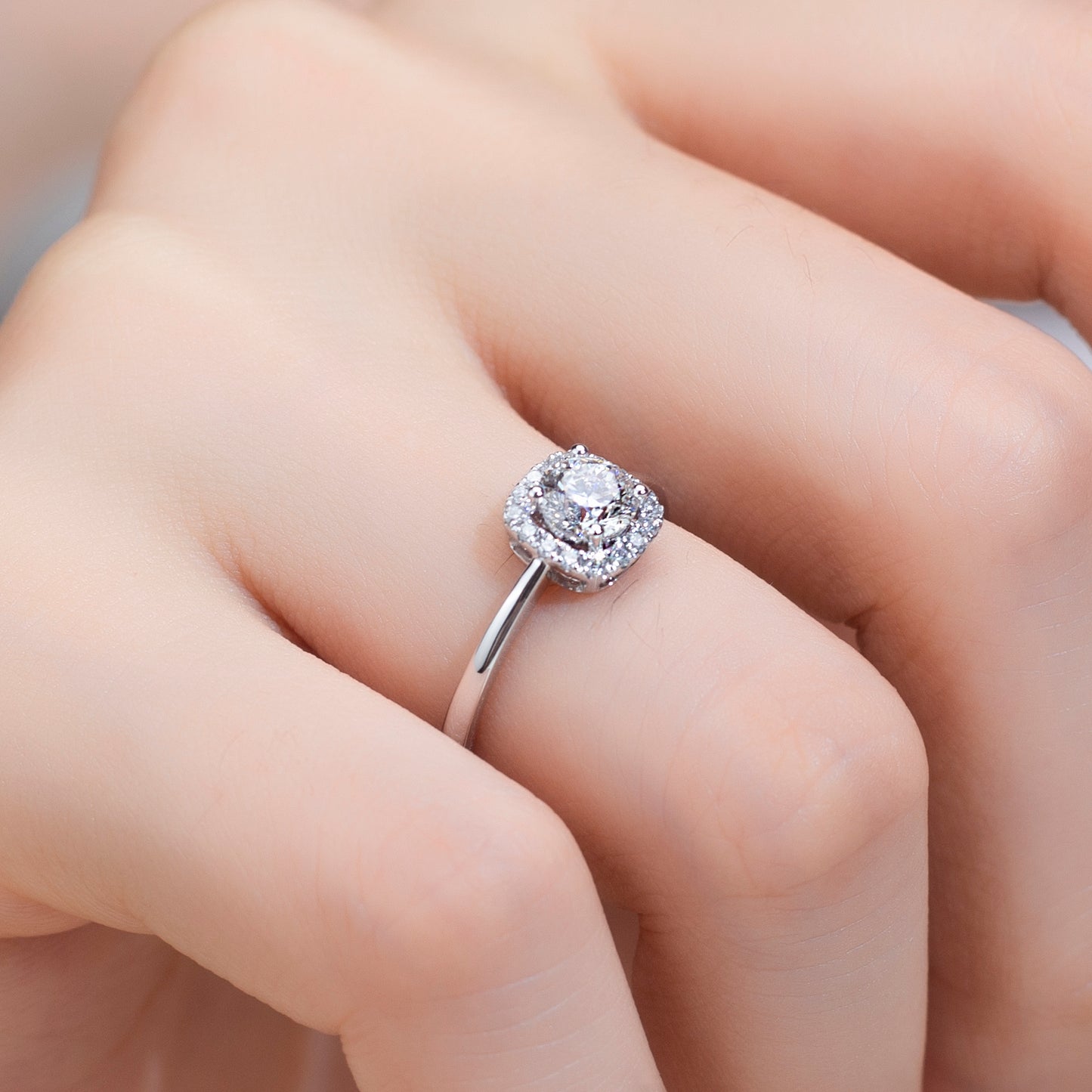 Halo-Ring, 0,6 ct insgesamt, 18k Gold