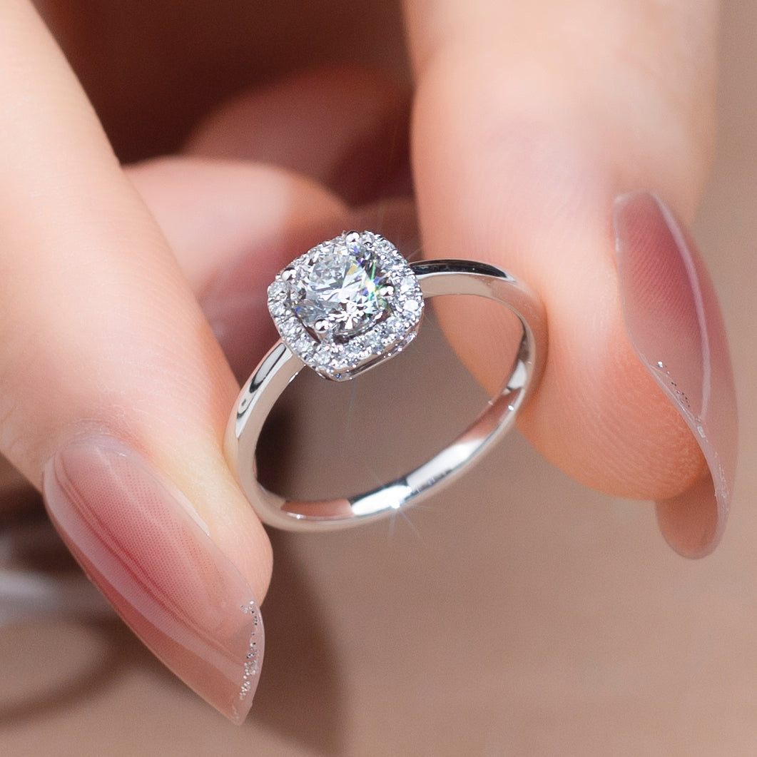 Halo-Ring, 0,6 ct insgesamt, 18k Gold